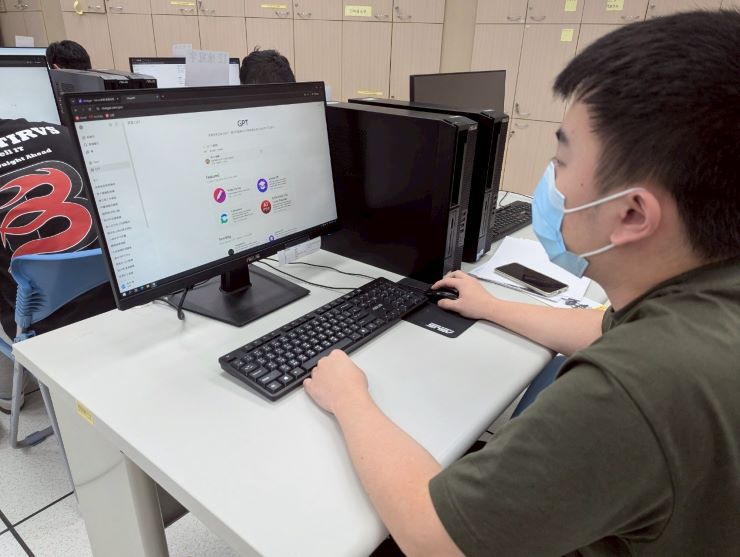 善用入伍等待期 新北推5班役前職訓助培養專長 11 《圖說》新北役前職訓課程之AI數位應用。〈民政局提供〉
