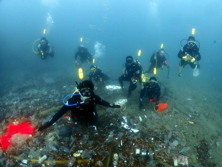 新北打造海陸守護網有成 海洋環境管理連2年全國特優 7 《圖說》淨海合作社提供裝備予潛海戰將進行淨海活動。〈環保局提供〉