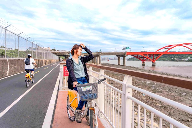世界自行車日響應低碳生活 新北「FunBike麻吉」租車優惠 4 《圖說》4月完工啟用的淡水金色水岸自行車道關渡段提供民眾友善寬敞的人車分道安全環境。〈高灘處提供〉