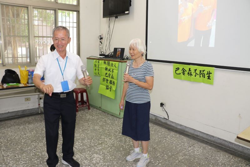 《圖說》小雷夫婦分享，小雷說載太太出門，催油門時右手不由自主地顫動，以致機車忽快忽慢，經檢查後才得知罹患典型巴金森氏症。〈社會局提供〉