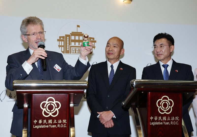 捷克議長訪台遭陸譴責 韓國瑜致歉:中華民國會繼續堅強下去 2 捷克參議院議長韋德齊(Miloš Vystrčil)(左)1日再度率團訪問台灣,立法院正副院長韓國瑜(中)、江啟臣(右)皆親自迎接。圖/中央社