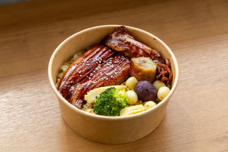 《圖說》行程精心搭配在地特色美食「紫薯於你～蒲燒鰻主廚炒飯」便當。〈觀旅局提供〉