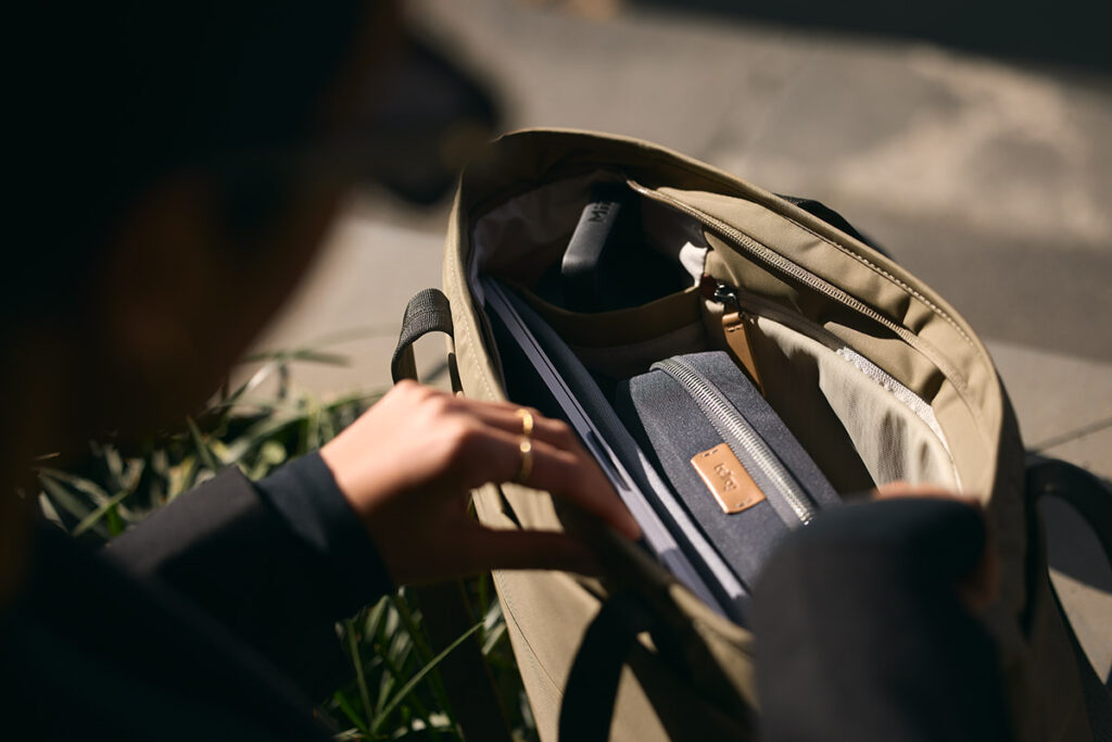 bellroy btab khaki lifestyle web 09 1024x683 1