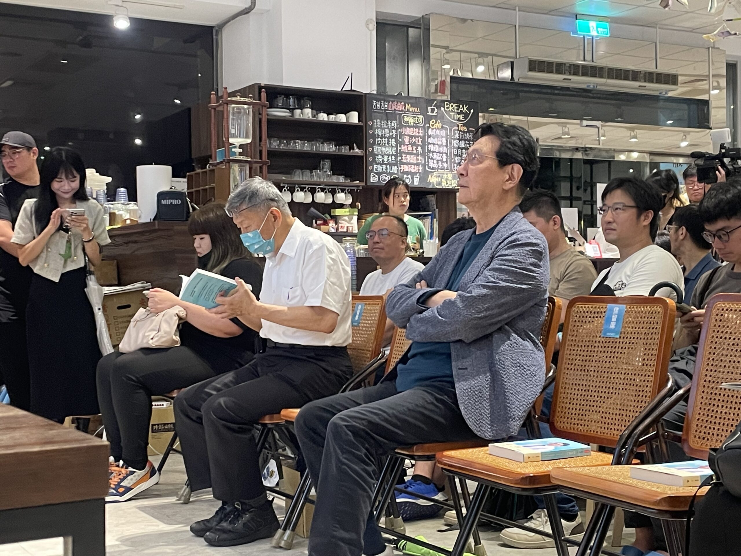 民眾黨創黨主席柯文哲（白衣）5日出席民眾黨主席黃國昌的新書發表會。圖/記者洪子苓攝