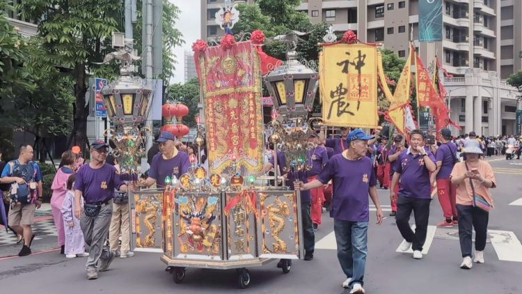 《圖說》山邊媽祖聖駕首度巡經新北市三重、蘆洲地區，並於行經三重分局二重派出所時停駕賜福。〈三重分局提供〉