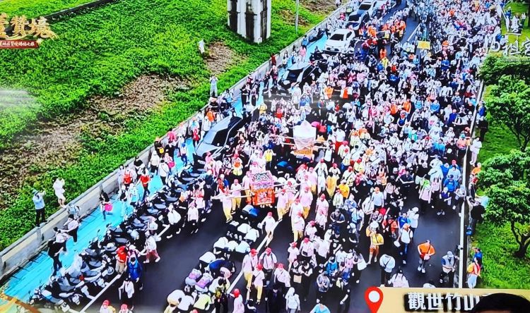 《圖說》山邊媽祖聖駕首度巡經新北市三重、蘆洲地區空拍盛況。〈三重分局提供〉