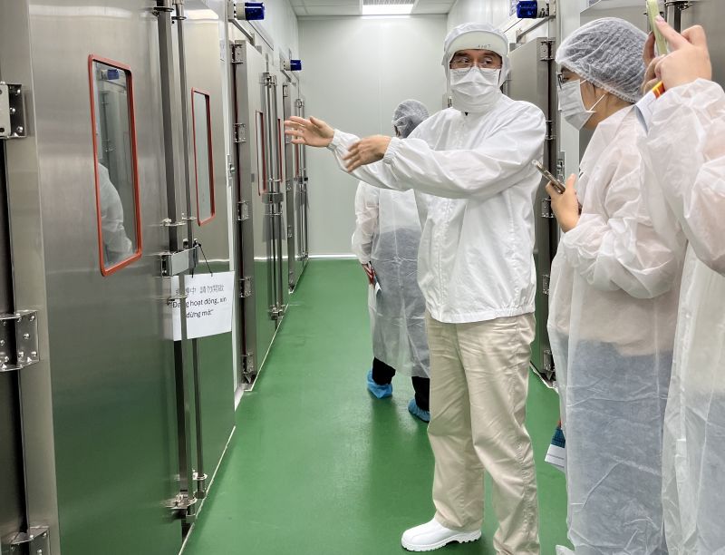 《圖說》動保處前往工廠訪視製造流程。〈動保處提供〉
