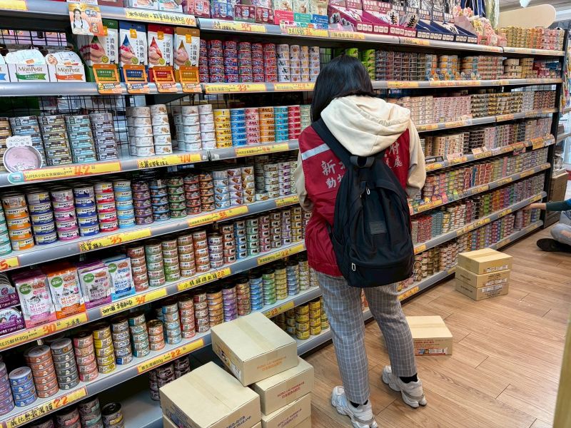《圖說》動保處前往各大賣場稽查寵物食品。〈動保處提供〉