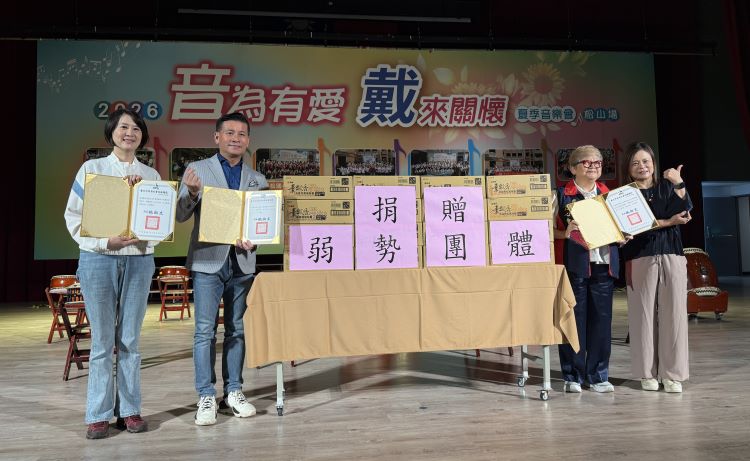 《圖說》世界佛教正心會於浴佛聖誕後捐贈愛心物資-泡麵，台北市社會局頒贈感謝狀，王鴻薇委員(左1)、戴錫欽議長(左2)、正心會執行長陳和慧及社會局蕭主任秘書合影。〈正心會提供〉