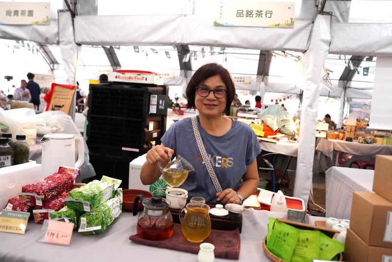 新北好茶春茶上市 茶王鄭永順捐百萬茶收益回饋鄉里 6 《圖說》新北好茶將於13日起接力於坪林及臺北希望廣場展開週末展售,14日首度推出結合知名動畫IP的「茶香健走」活動,邀請全國民眾親臨感受茶鄉的沁涼清香。〈農業局提供〉