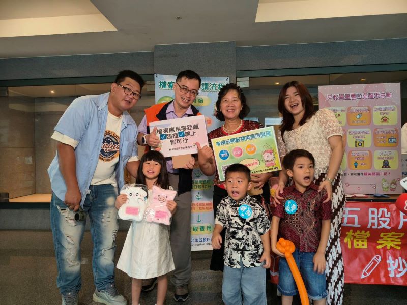 跨越文化隔閡多元共融 新北新住民生活適應班結業扎根新家園 24 〈圖說〉 新北市五股戶政事務所於新住民聯合結業典禮設置「戶政連連看」九宮格遊戲專區,吸引眾多新住民朋友熱烈參與,透過寓教於樂的方式輕鬆學習戶政與檔案應用常識。〈民政局提供〉